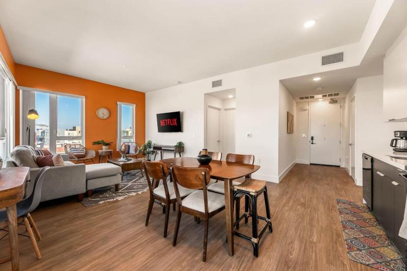 Stylish 2BD Haven with Scenic DTLA Views and Parking - image 11