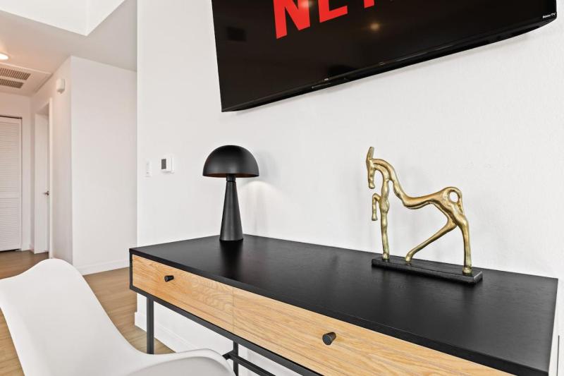 Spacious 1-BD with Stunning City Views in DTLA - image 9