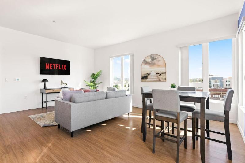 Spacious 1-BD with Stunning City Views in DTLA - image 8