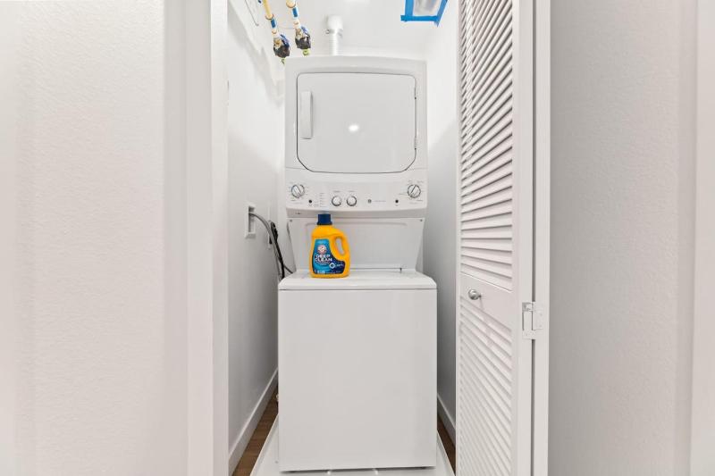 Spacious 1-BD with Stunning City Views in DTLA - image 7