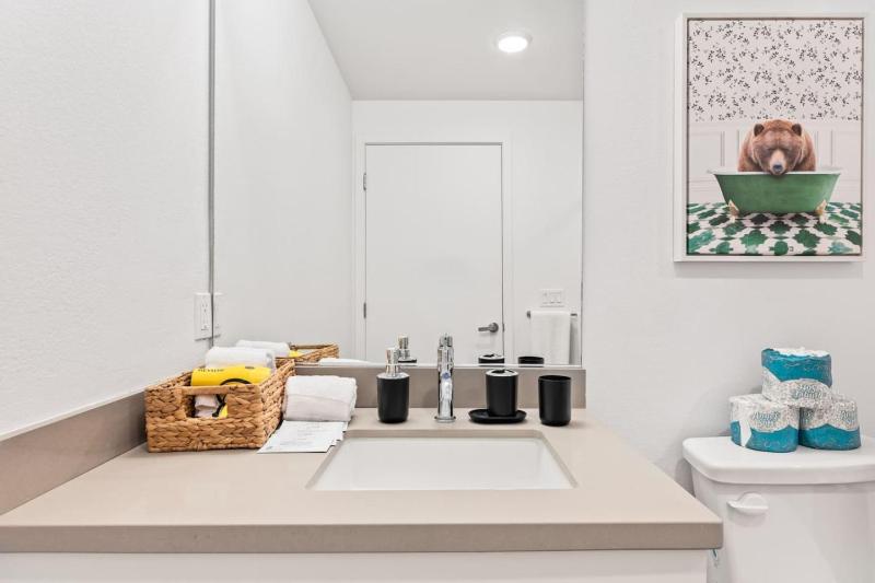 Unique 1-Bedroom DTLA Escape with City Views - image 13