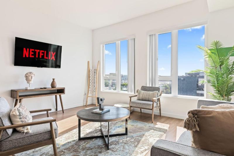 Unique 1-Bedroom DTLA Escape with City Views - image 2