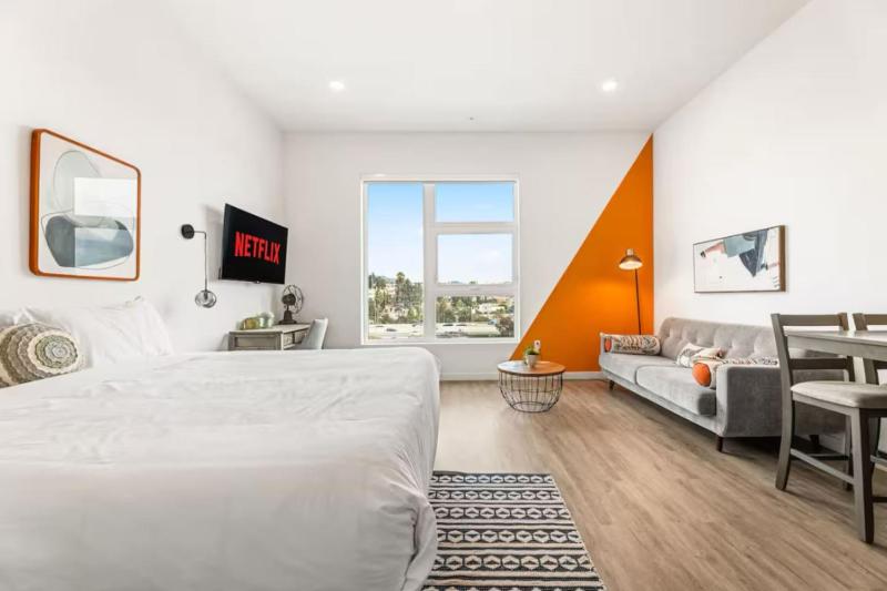 Chic Studio Walk to Downtown With Skyline Views - image 15