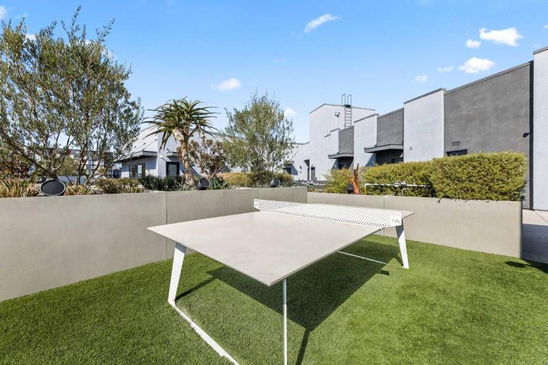 Chic Studio Walk to Downtown With Skyline Views - image 16