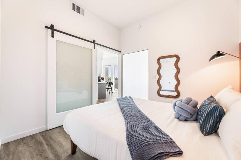 Skyline Haven Near Dodger Stadium with Views - image 12