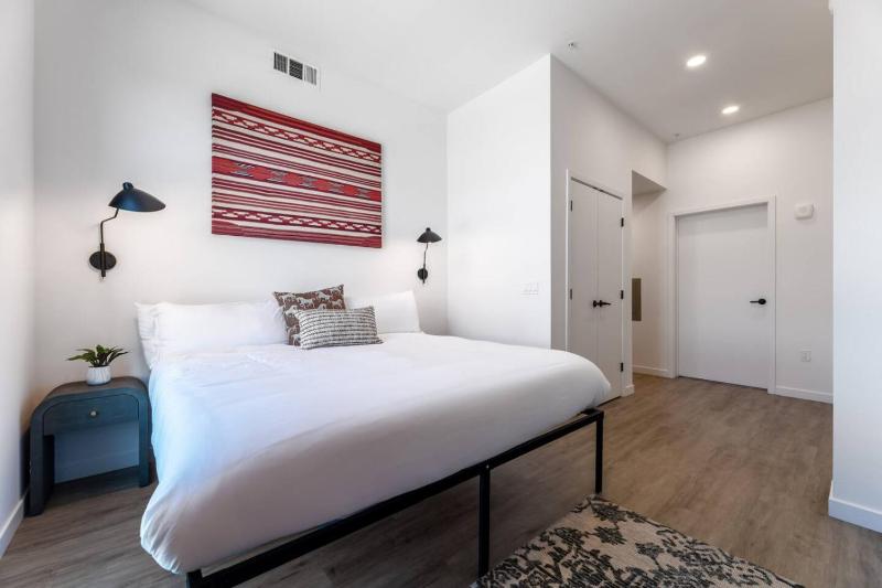 Skyline Haven Near Dodger Stadium with Views - image 4