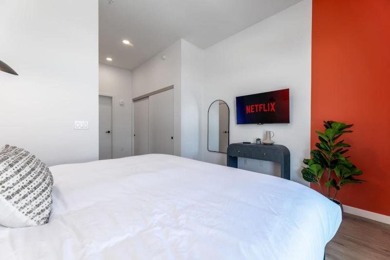 Skyline Haven Near Dodger Stadium with Views - image 10