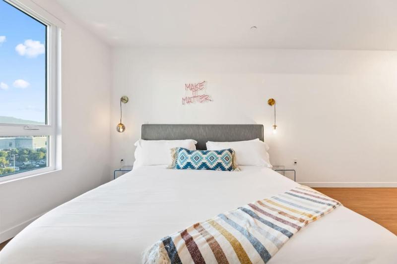Chic Studio with Stunning DTLA Views Walk to Metro - image 11