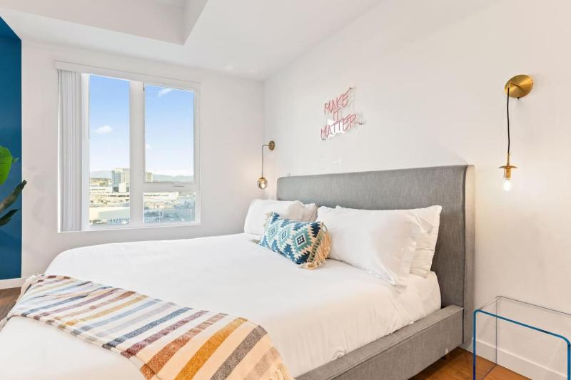 Chic Studio with Stunning DTLA Views Walk to Metro - image 6