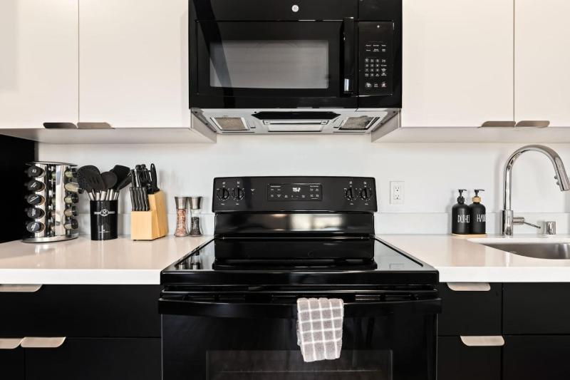 Chic Studio with Stunning DTLA Views Walk to Metro - image 9