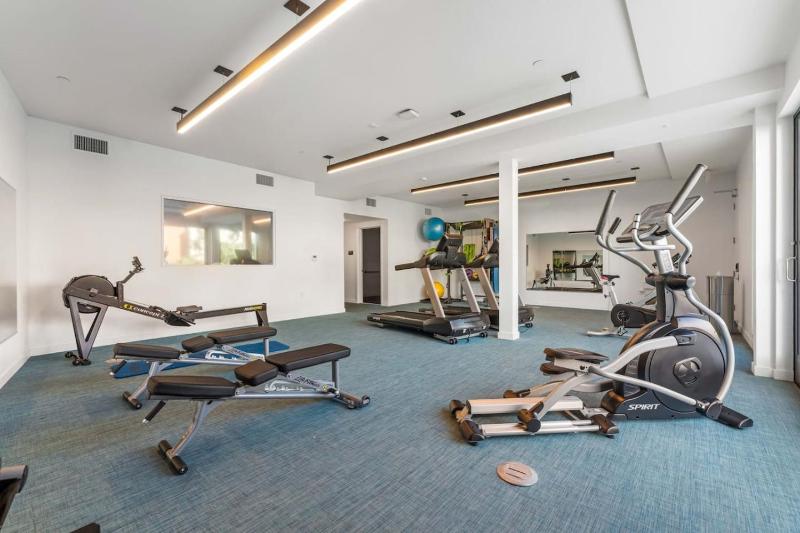 Chic Studio with Stunning DTLA Views Walk to Metro - image 12