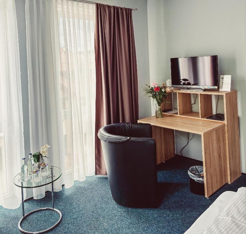 Standard Double Room image 4