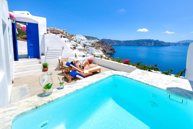 Captain's Suite with outdoor Whirlpool image 3