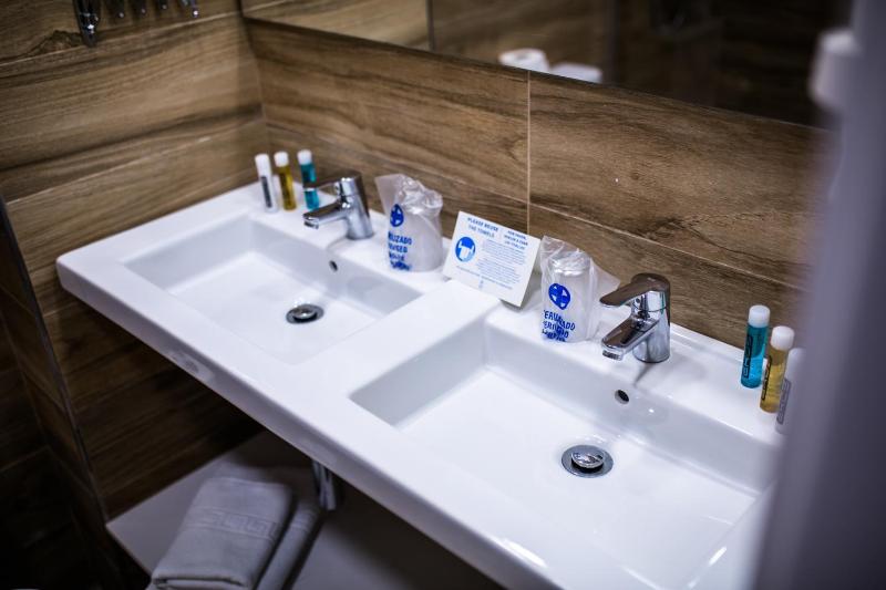 Superior Double Room with Balcony image 3