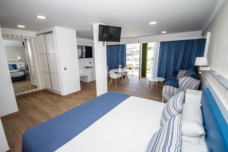 Superior Suite Balcony with Sea View Jacuzzi image 1