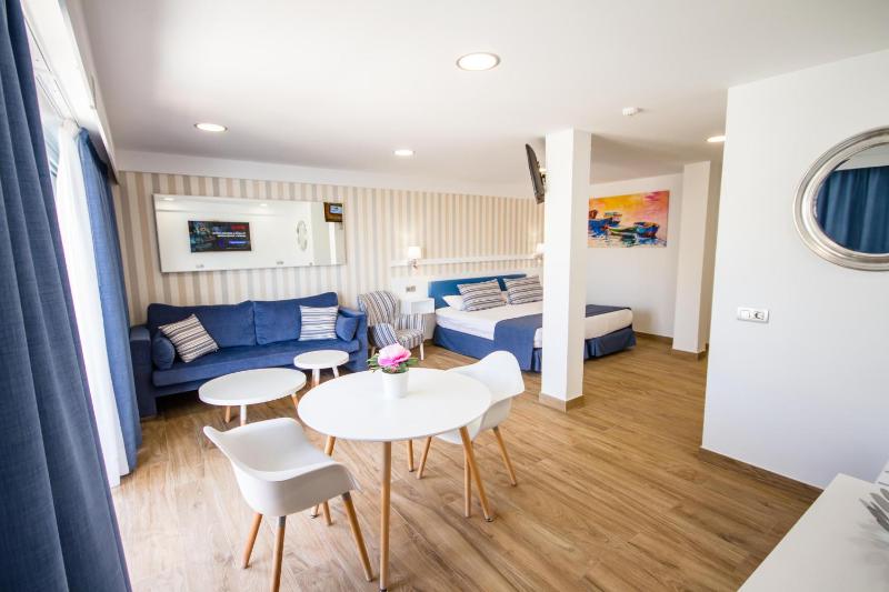 Superior Suite Balcony with Sea View Jacuzzi image 3