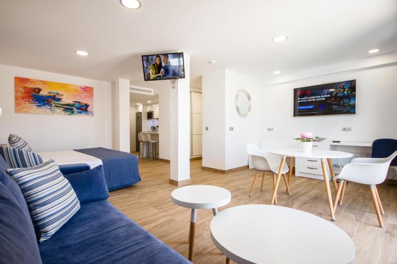 Superior Suite Balcony with Sea View Jacuzzi image 4