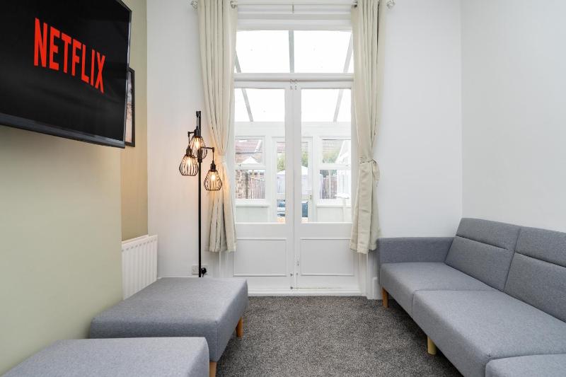 Open Mind Property - 16 Guests & Free Parking - image 3