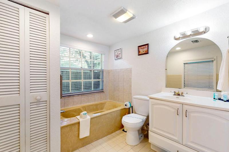 Garcia Getaway 2 Bed 2 Bath Small Family Pool Home - image 16