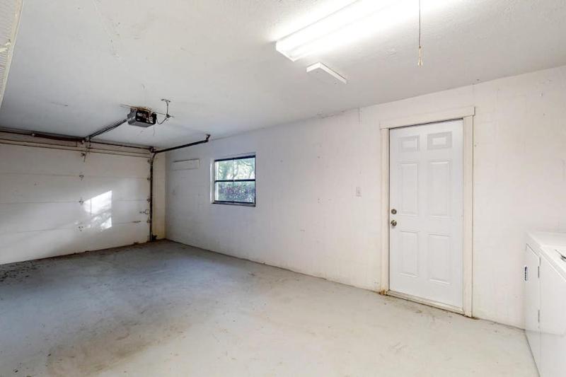 Garcia Getaway 2 Bed 2 Bath Small Family Pool Home - image 10