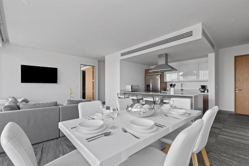 Comfy 3BR near the beach - image 7