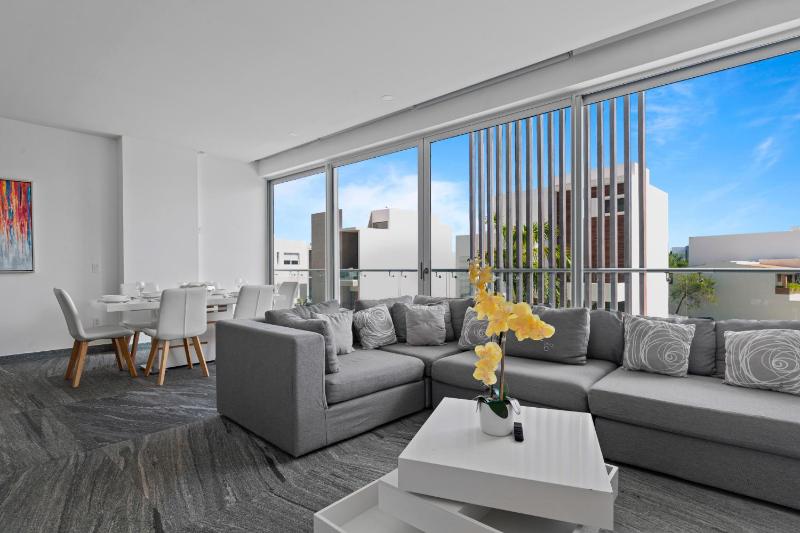 Comfy 3BR near the beach - image 11