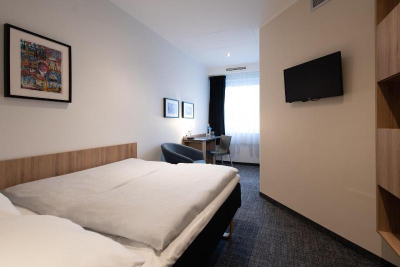 Single Room image 3