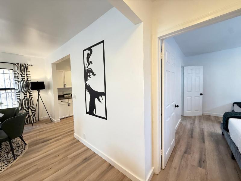 Modern Duplex with 6 beds and Sofa bed in Miracle Mile Longwood - image 12