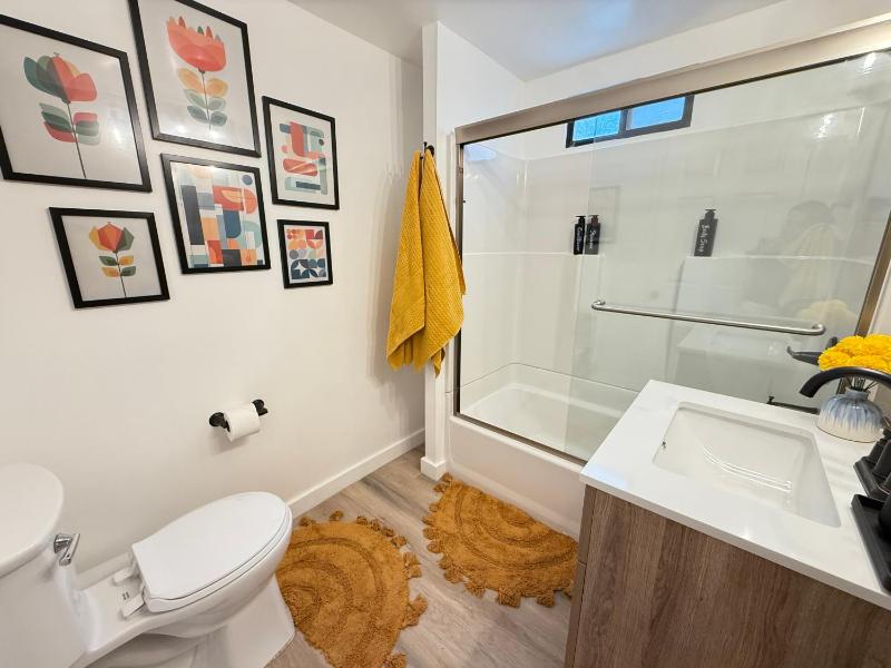 Modern Duplex with 6 beds and Sofa bed in Miracle Mile Longwood - image 13