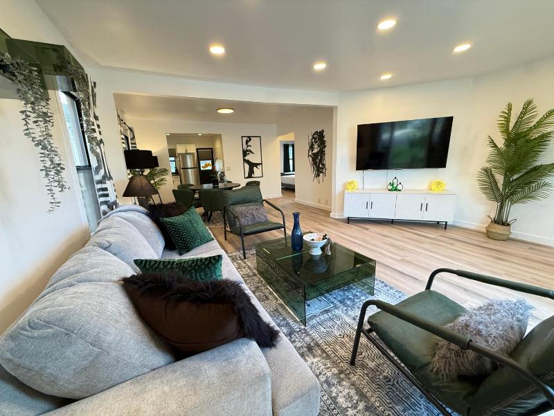 Modern Duplex with 6 beds and Sofa bed in Miracle Mile Longwood - image 1