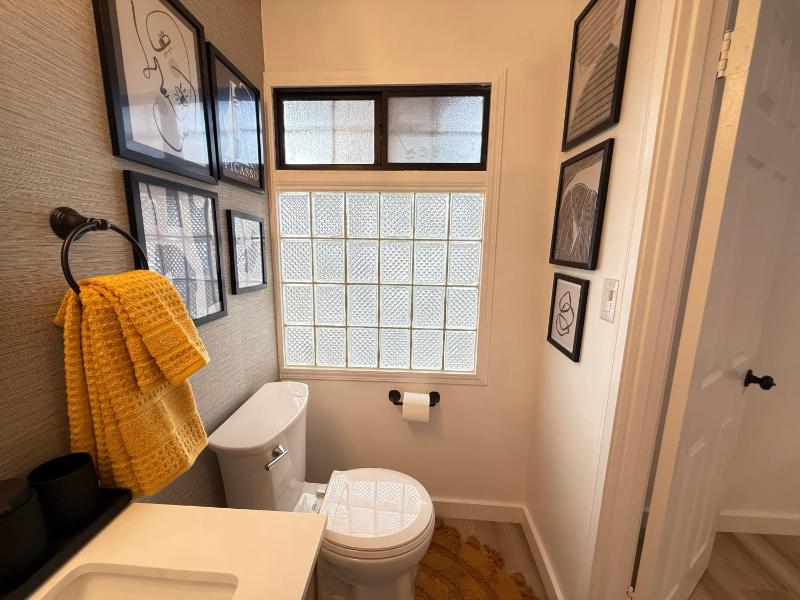 Modern Duplex with 6 beds and Sofa bed in Miracle Mile Longwood - image 3