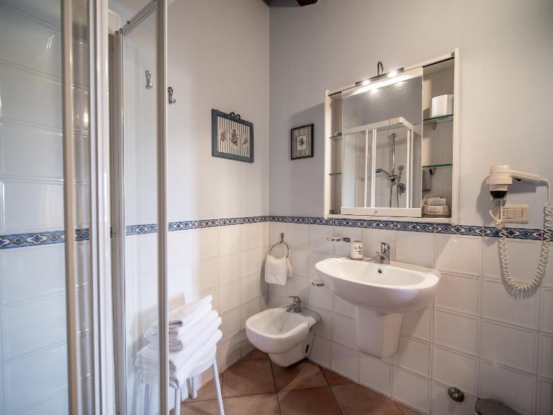 Double Room image 3