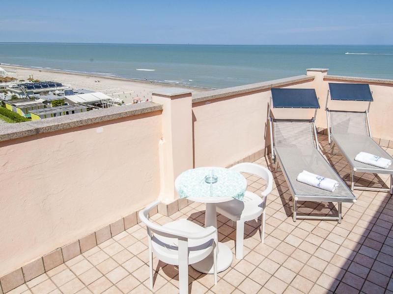 Standard Triple Room with Sea View image 3