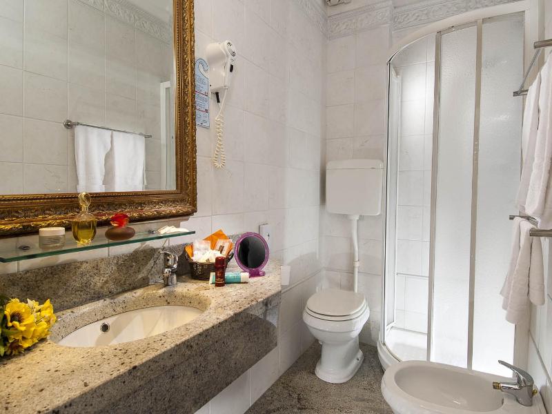 Standard Triple Room with Sea View image 4