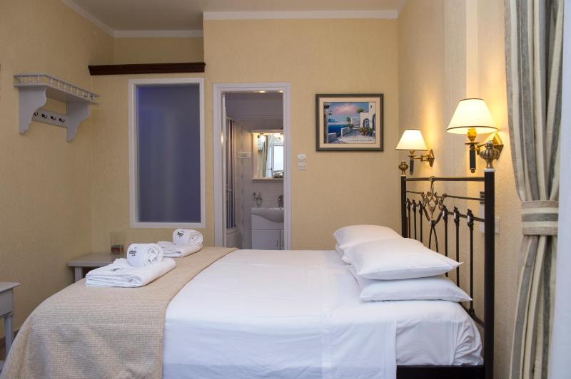 Economy Double or Twin Room image 2