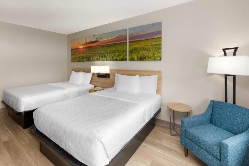 Days Inn & Suites by Wyndham Sam Houston Tollway - image 4