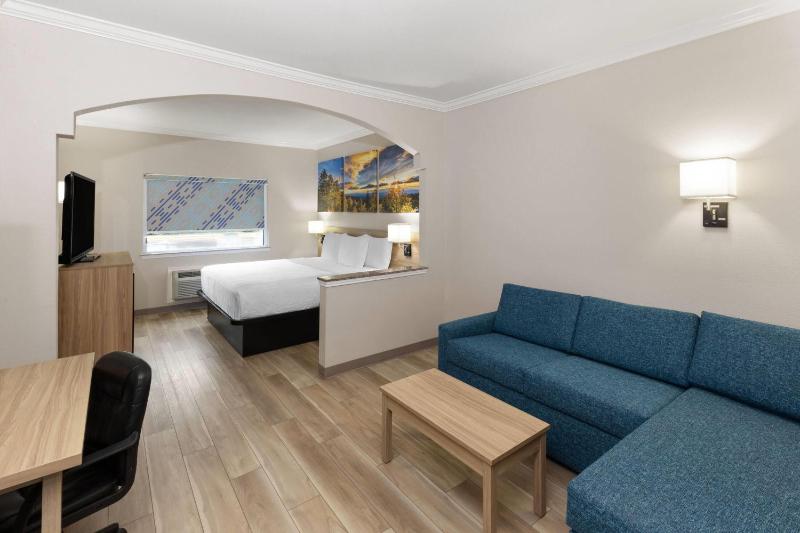 Days Inn & Suites by Wyndham Sam Houston Tollway - image 6