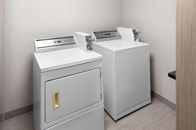Days Inn & Suites by Wyndham Sam Houston Tollway - image 13