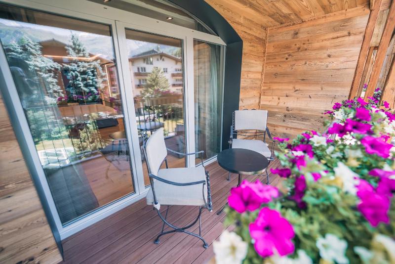 Deluxe Double Room with Matterhorn View image 3