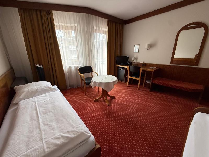 Standard Twin Room image 4