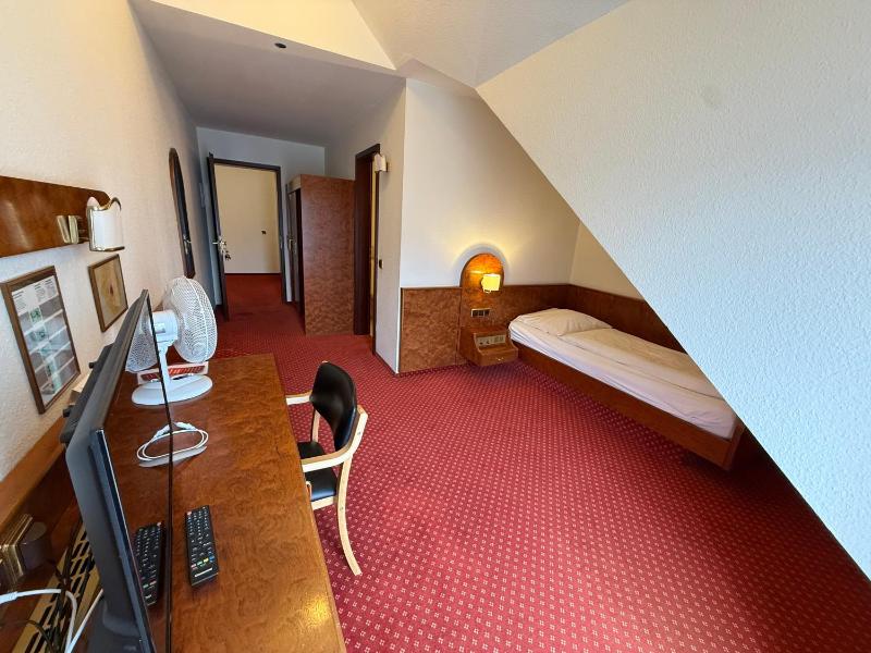 Single Room with Bathroom image 4