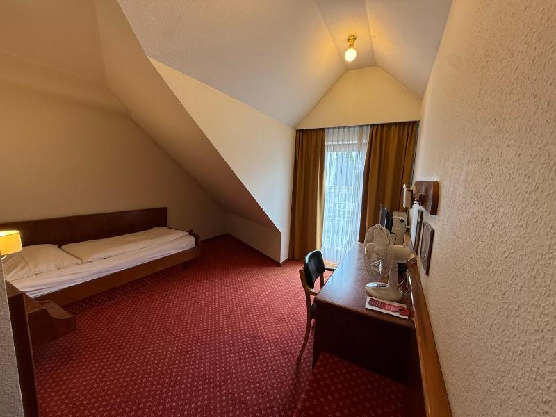 Single Room with Bathroom image 3