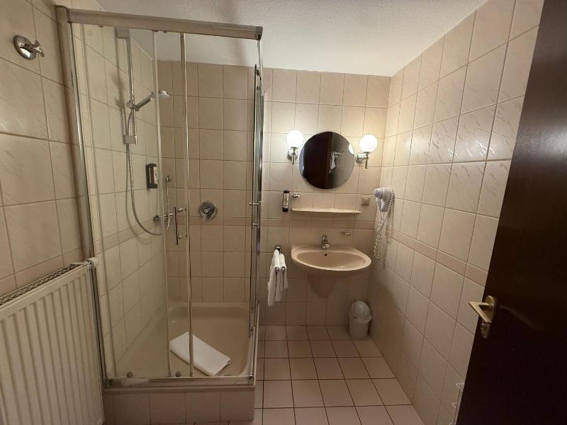 Single Room with Bathroom image 2