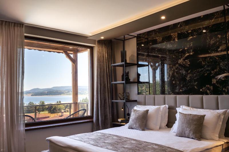 Deluxe Double Room image 2