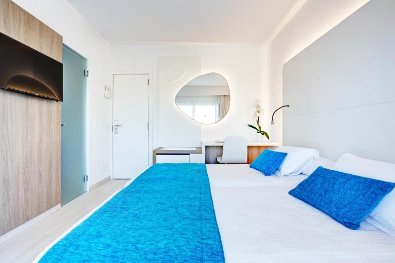 Standard Double Room with Side Sea View (2 Adults)  image 3