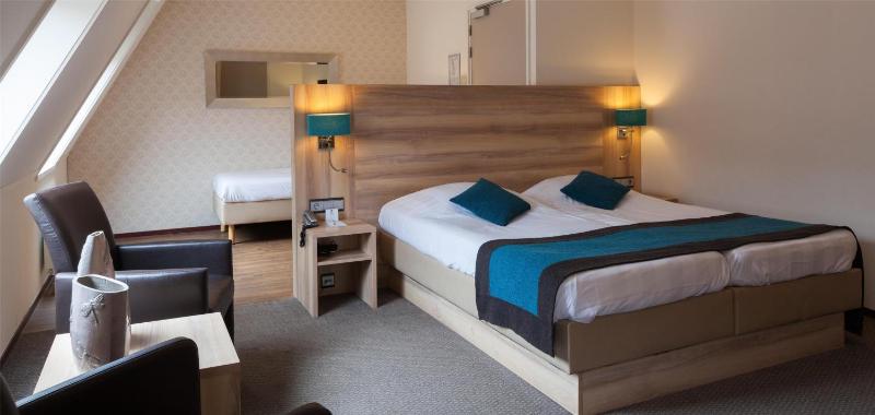 Triple Room with Three Single Beds image 1