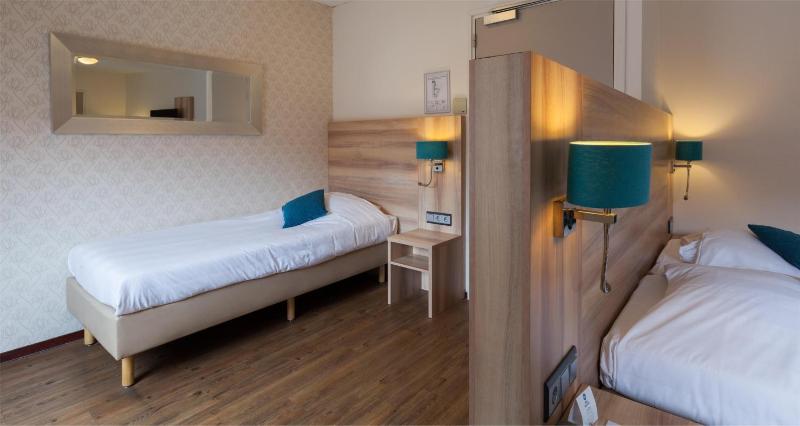 Triple Room with Three Single Beds image 3