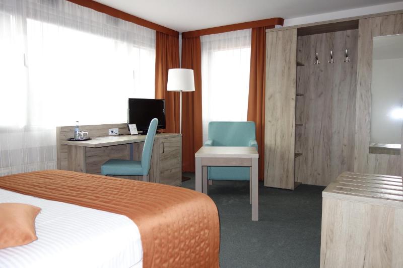 Double or Twin Room image 2