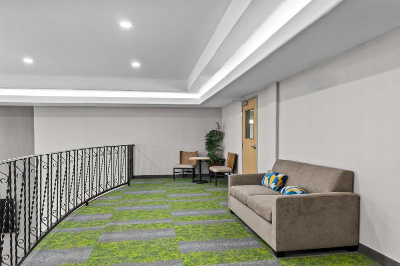 Spark by Hilton Houston Hobby Airport - image 30