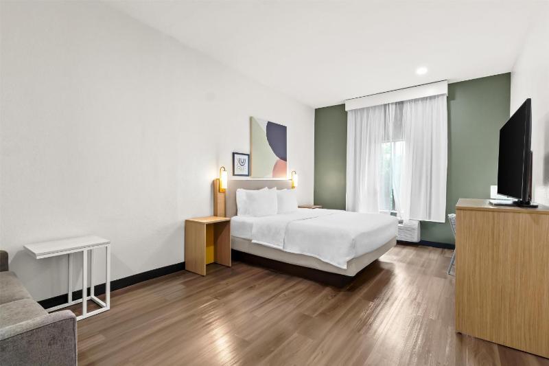 Spark by Hilton Houston Hobby Airport - image 23